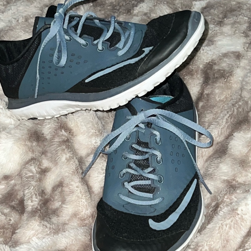 Womens Nike Running Shoe 👟 Size 8.5. Black and Gray in Color 🔳